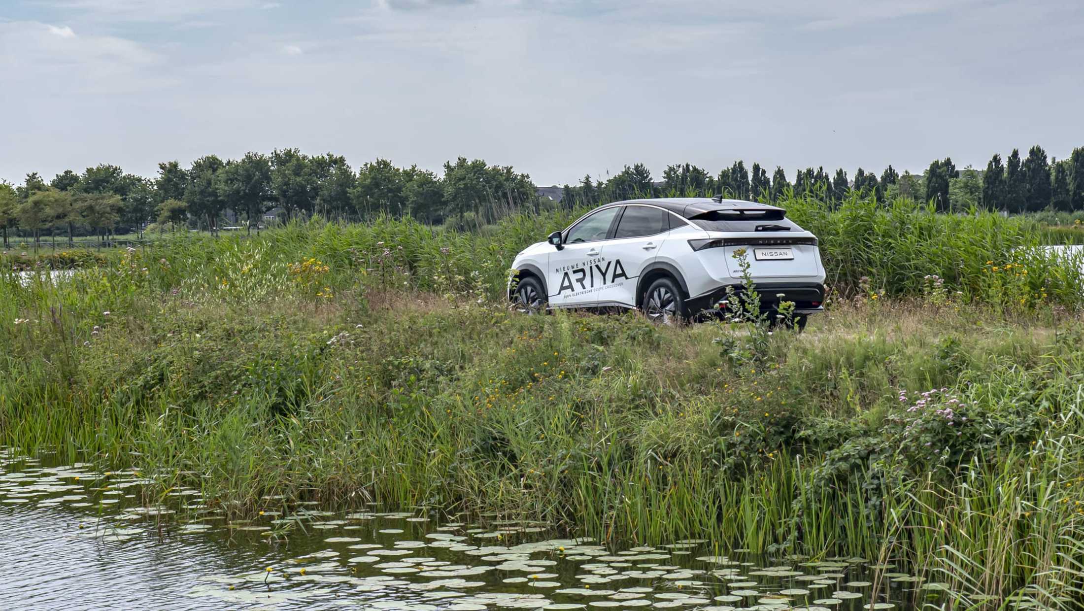 ABD Nissan - Nissan Ariya 2022 - achterkant platteland