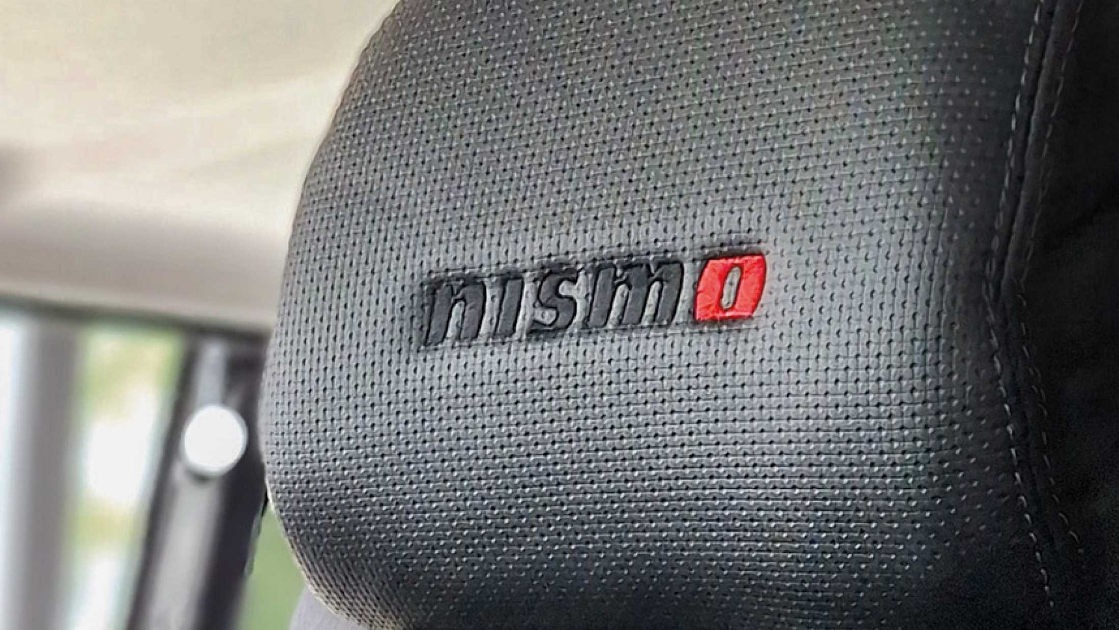 Primastar Nismo - badge hoofdsteunen